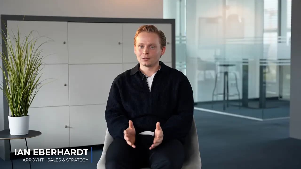 Ian Eberhardt sitzt in einem Büro und spricht in die Kamera, unten eingeblendet sein Name