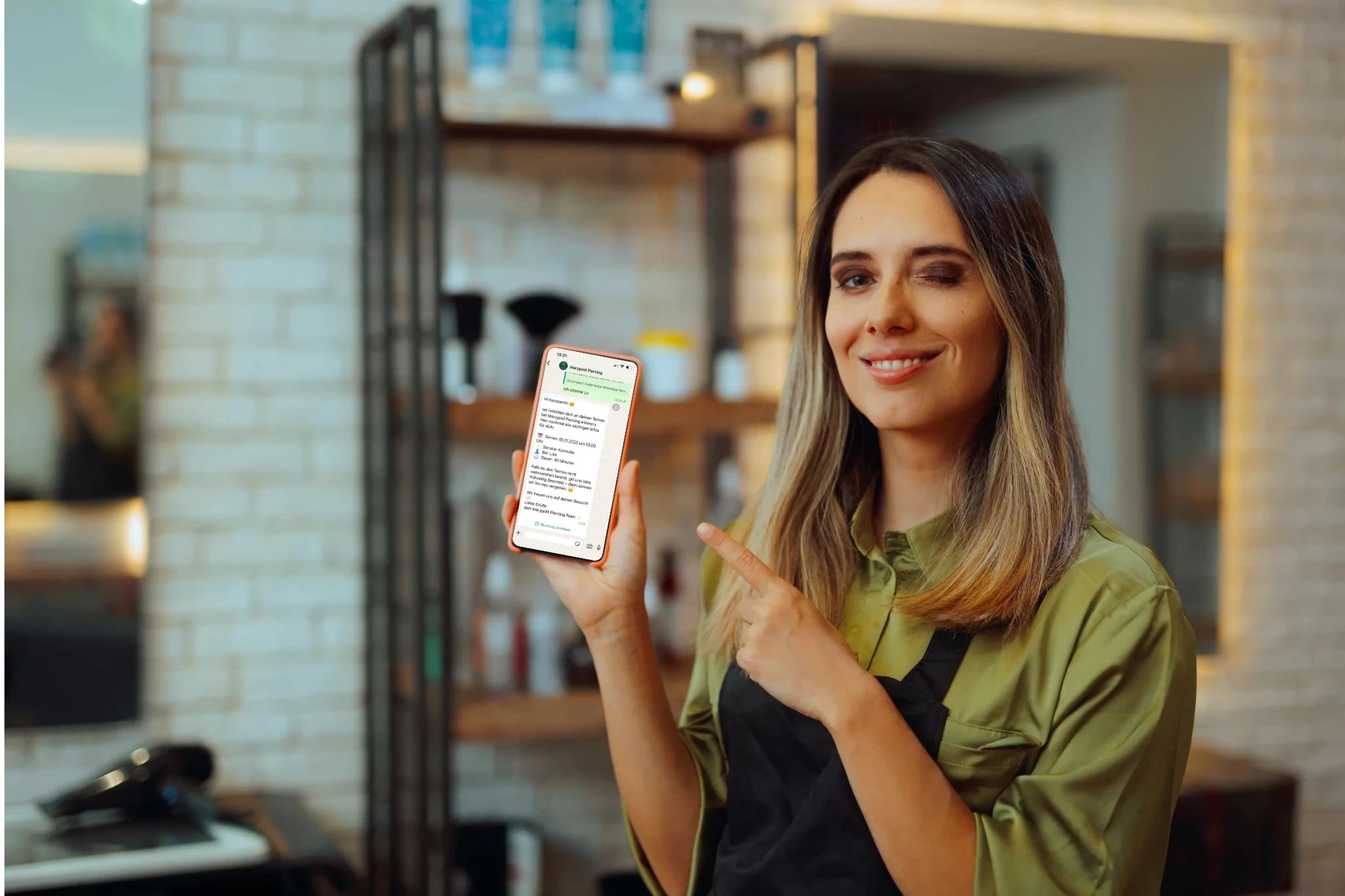 Entspannter Salon-Betreiber nutzt APPOYNT