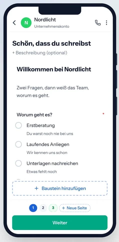 Vorschau eines WhatsApp-Formulars auf einem Telefon: oben der Betriebsname als Unternehmenskonto, darunter die Begrüßung und die Frage „Worum geht es?“ mit drei Auswahlpunkten, unten ein grüner Weiter-Knopf.