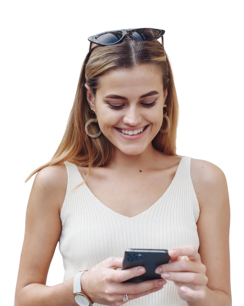 Zufriedene Salon-Besitzerin mit Smartphone